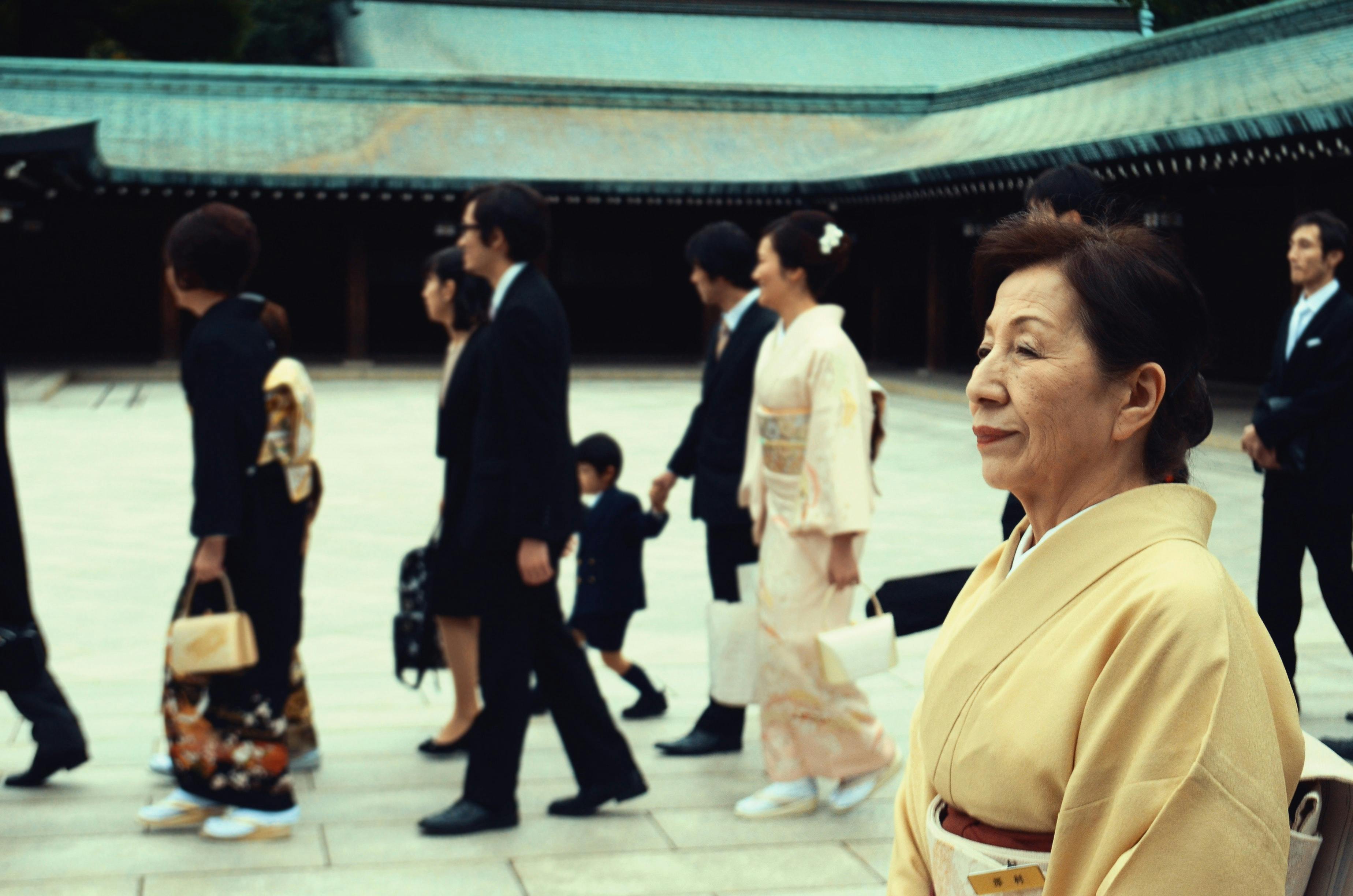 お盆の時期に神社を訪れる和服姿の家族（祖母・夫婦・子供）