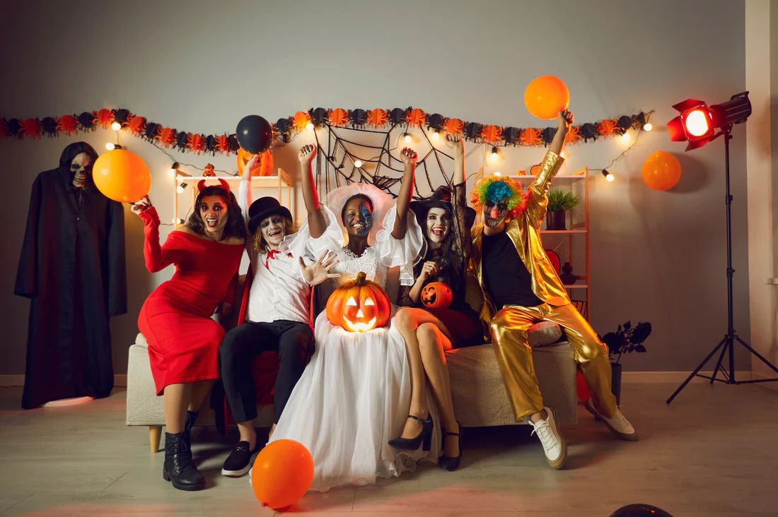 Halloween 2025 entspannte Party in Deutschland – junge Freunde in lockeren Kostümen, ideal in Kombination mit Freizeitschuhe, Die Größer Machen.