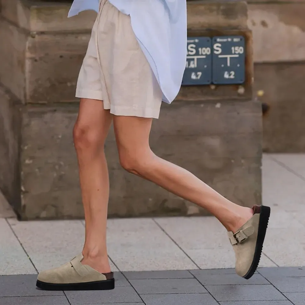 Elegante Damen Pantoletten aus Aprikot Wildleder mit unsichtbarer 5 cm Erhöhung für den Sommer.