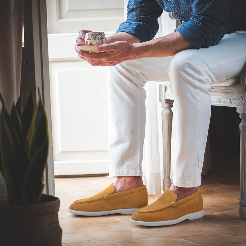 Erhöhte Slipper für Herren in Braun von Chamaripa. Luxuriöse Slip-Ons aus weichem Wildleder mit anatomischer 5 cm Innensohle.