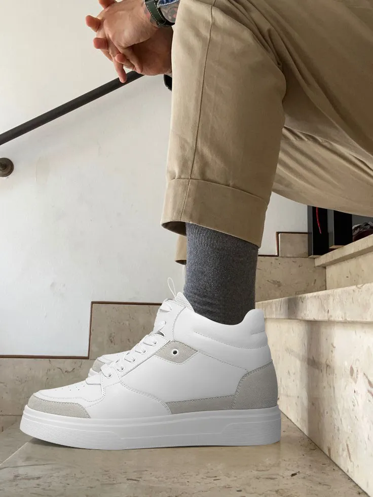 Weiße High-Top Sneaker für Herren mit grauem Detail und 10 cm Erhöhung. Maximale Stabilität und unsichtbarer Absatz für den Street Style.