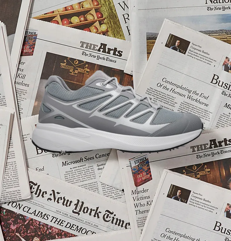 Graue Retro-Runner Sneaker für Herren mit Wildleder-Details und 7 cm Erhöhung. Sportliches Vintage-Design kombiniert mit moderner Technik.