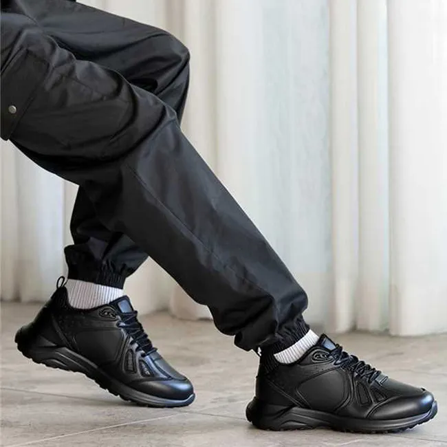 Komplett schwarze Herren-Sneaker von Chamaripa mit 8 cm Absatz im Inneren. Urbaner Stil aus robustem Material für maximale Diskretion.