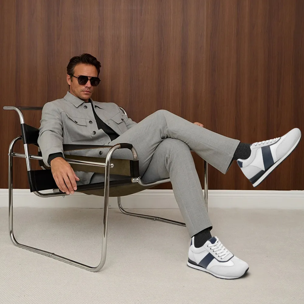 Blau-weiße Statement Sneaker für Herren mit Kontraststreifen. Erhöhte Schuhe von Chamaripa mit 7 cm unsichtbarer Sohle.
