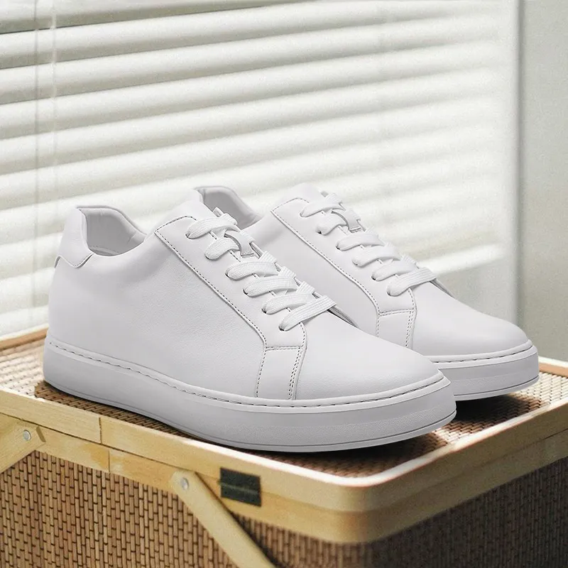 Minimalistische weiße Leder-Sneaker für Herren von Chamaripa mit unsichtbarer 6 cm Erhöhung. Hochwertiges Glattleder für Business Casual Looks.