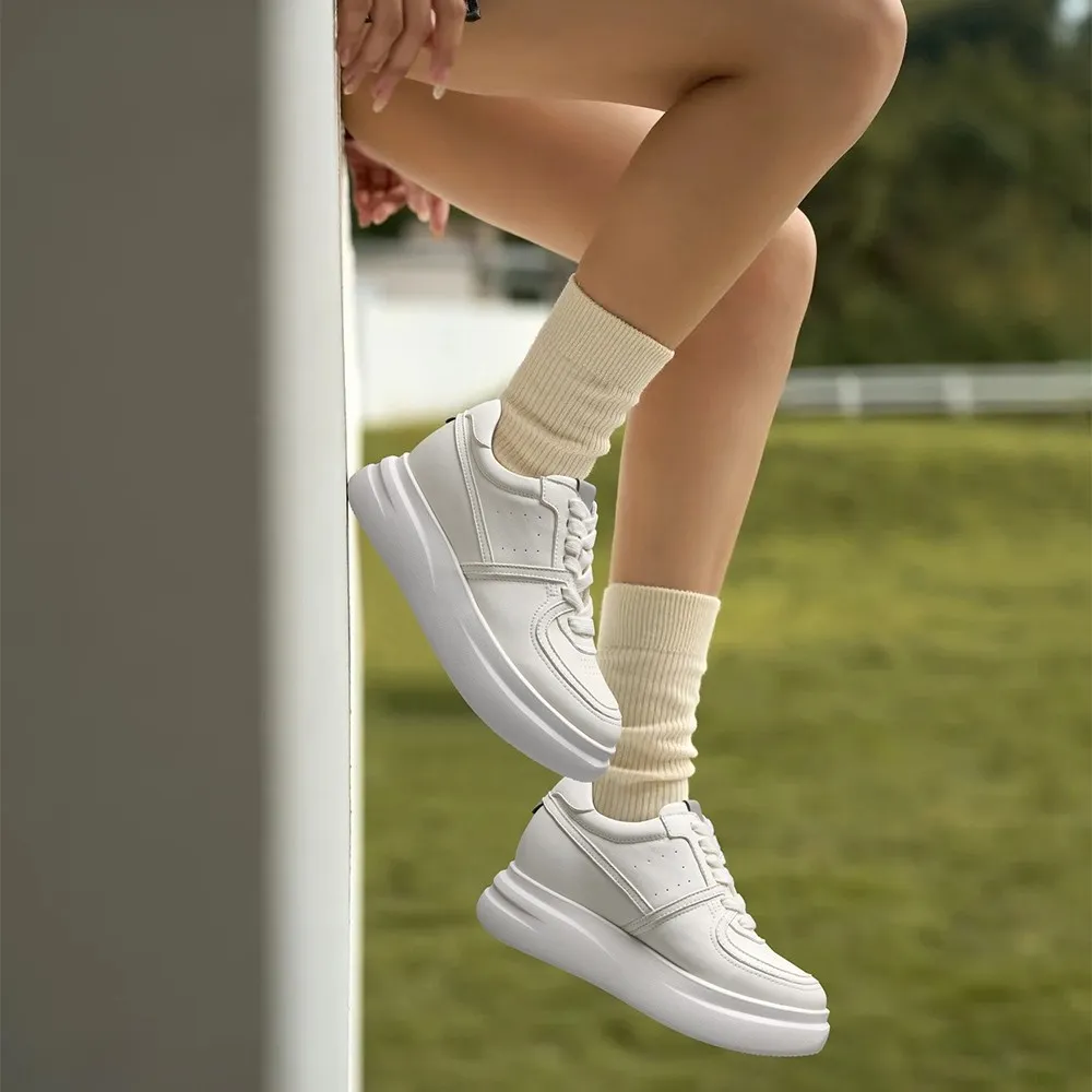Minimalistische cremeweiße Plateau-Sneaker aus Echtleder mit integriertem 8 cm Lift.