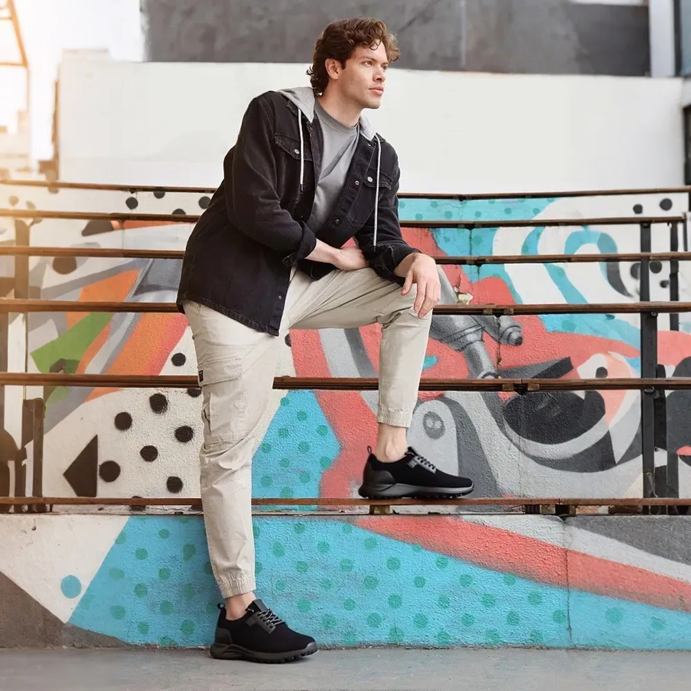 Ein Mann, der Chamaripa-Sneaker mit Höhenverstellung trägt, sieht modisch aus und wirkt größer.