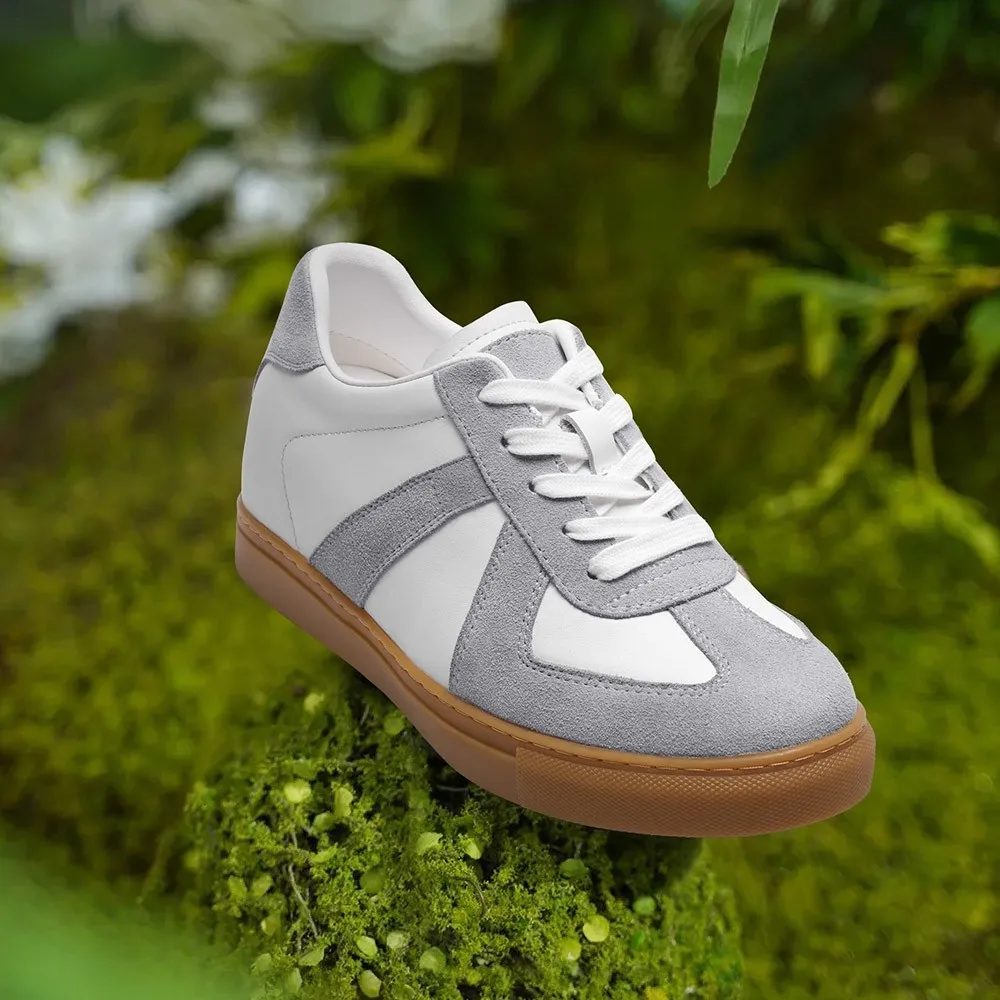 Klassische graue Sneaker im GAT-Stil aus Wildleder mit unsichtbarer 7 cm Erhöhung.