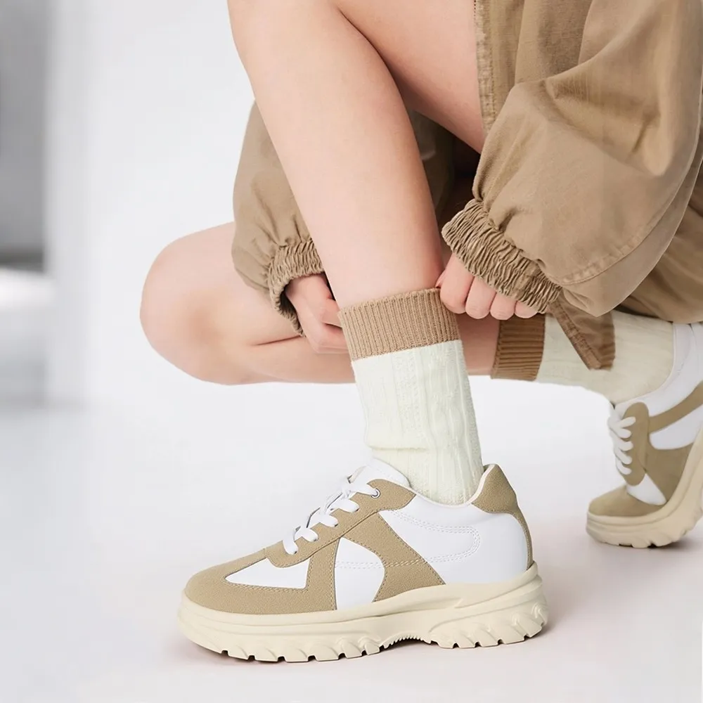 Zweifarbige Retro-Sneaker für Damen aus Wildleder mit verstecktem 7 cm Absatz.