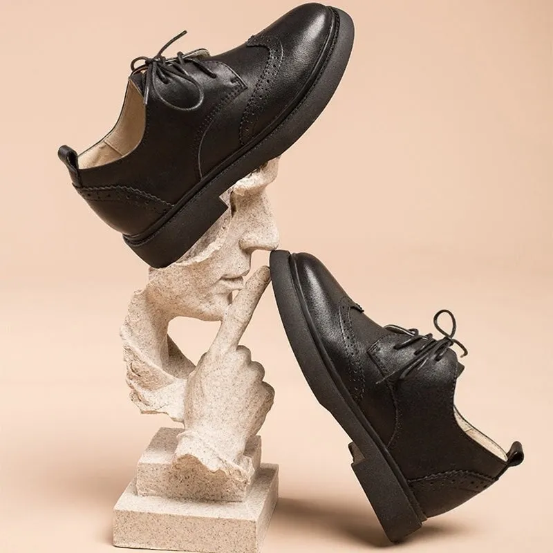 Schwarze Damen Derby-Schuhe aus Leder mit Brogue-Details und 7 cm Erhöhung.