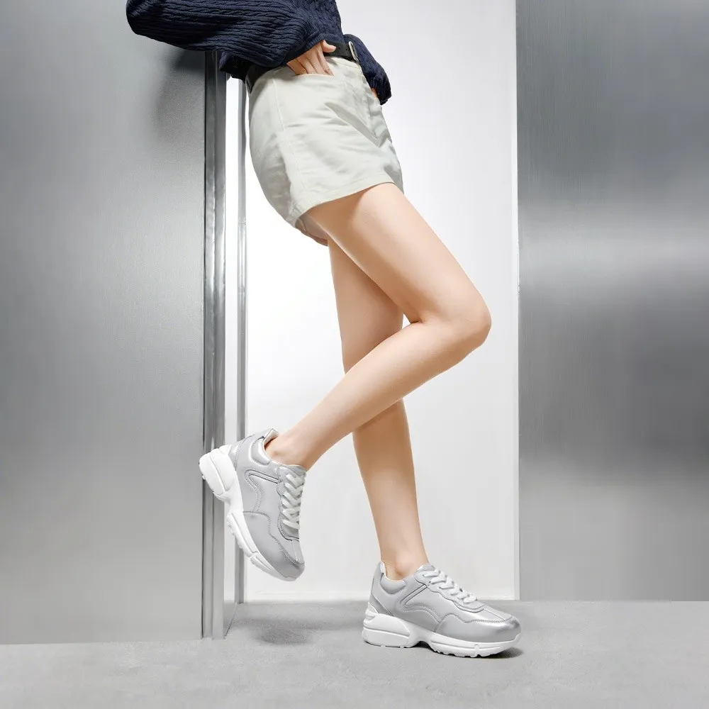Auffällige silberne Metallic-Sneaker für Damen mit 8 cm Plateau-Erhöhung.