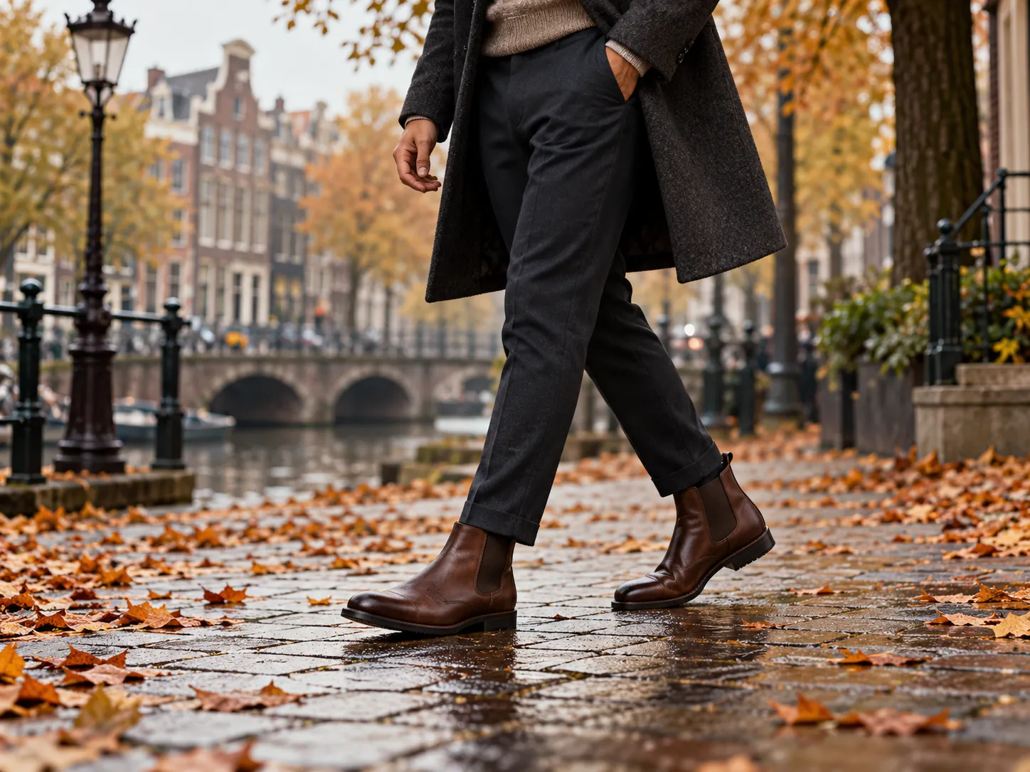 Stijlvolle bruine heren chelsea boots in de Nederlandse herfst langs de gracht