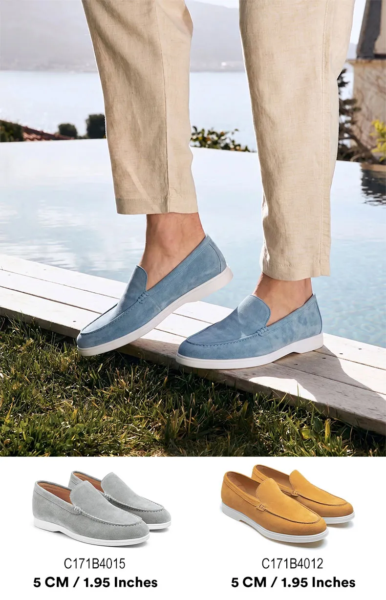 Weiße Herren-Sneaker mit 7 cm Erhöhung zum blauen Anzug