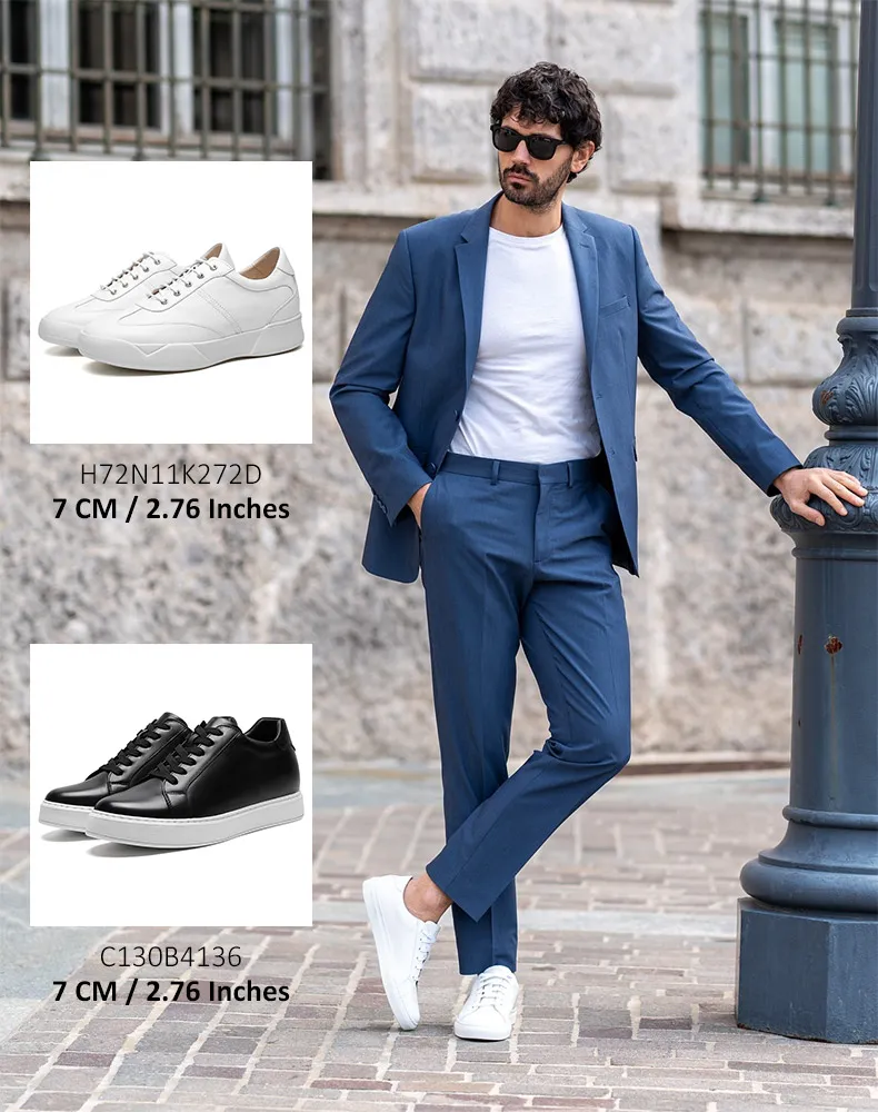 Weiße Herren-Sneaker mit 7 cm Erhöhung zum blauen Anzug