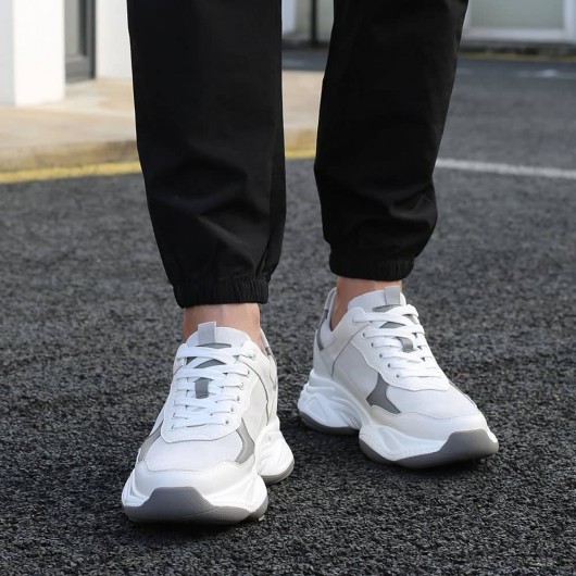 CHAMARIPA पुरुषों की लिफ्ट स्नीकर्स ऊँचाई बढ़ाने वाले जूते बेज साबर स्नीकर जूते 8 सेमी लम्बे