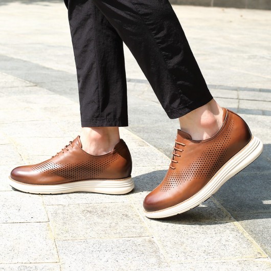 CHAMARIPA पुरुषों के लिए लिफ्ट के जूते की ऊंचाई बढ़ाने वाले जूते भूरे रंग के चमड़े के आरामदायक स्नीकर जूते 7 सेमी