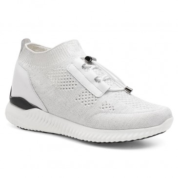 In den hohen Stöckelschuhen tragen Sie weiße Strick-Sneakers, mit denen Sie größere Schuhe machen können. 8 CM