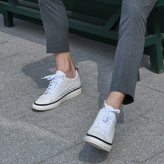 Chamaripa zapatos de elevación casuales para hombres zapatillas de deporte elegantes con estampado de cocodrilo blanco que agregan altura 6 cm / 2,36 pulgadas