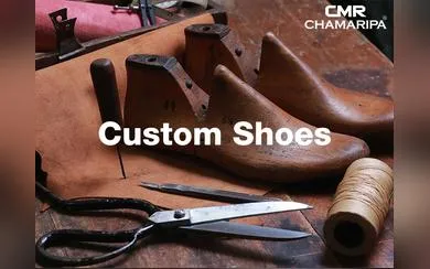 Ambachtelijke productie van op maat gemaakte schoenen met leest en gereedschap.